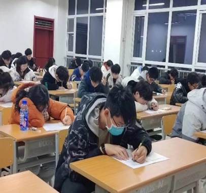 人们在看台上的人在桌子前 低可信度描述已自动生成 人们在看台上的人在桌子前 低可信度描述已自动生成