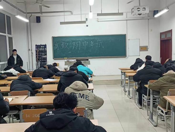 会议室里的人们 描述已自动生成 会议室里的人们 描述已自动生成